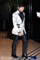 组图：韩星李珉廷秀香肩 泫雅等出席活动