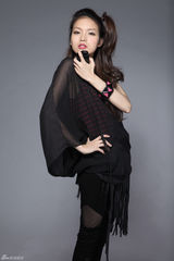 组图：叶熙祺黑色摇滚风写真 蓬松卷发配性感红唇