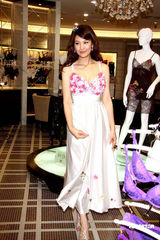 幻灯图：名模林若亚代言内衣 花仙子展妩媚风情