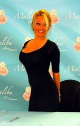 幻灯图集：帕米拉-安德森发新香水 爆乳亮“胸”器 