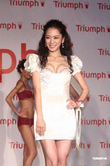 组图：杨千霈首度公开事业线 突破尺度手足无措