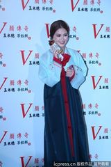 组图：昆凌枚红色短裙秀美腿 换韩服卖力吆喝代言