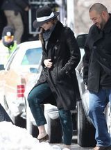 组图：新科影后劳伦斯片场睡眼惺忪状态如梦游