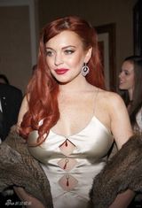 组图：林赛-罗韩出席首映金裙秀美背 红唇风骚献吻