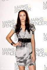 组图：廖碧儿低胸性感 Lisa S.想隆胸吴彦祖反对