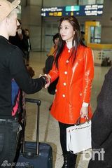 组图：Clara结束中国之旅返韩 机场时尚抢眼