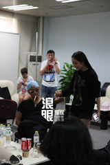 组图：杨幂亮相快男彩排 被霆锋调戏坐大腿