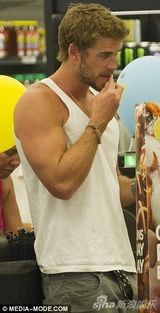 组图：小锤弟拍戏偷闲 不陪未婚妻陪老母