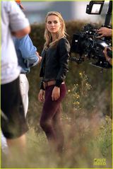 组图：娜塔莉-波特曼爆乳现身片场 老公携萌子探班