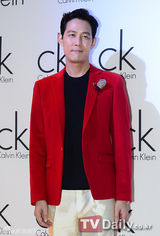 组图：少时Yuri李瑶媛等韩星出席品牌开业典礼