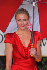 高清图：卡梅隆-迪亚兹雨中现身 身姿窈窕红裙美艳