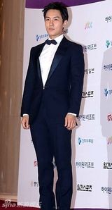 组图：金烔完深蓝西装绅士亮相 展现暖男气质