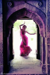 组图：温心印度写真造型曝光 红色纱丽秀异域风情