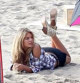 组图：抖奶超模阿普顿超短热裤 香吻献野马