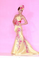 组图：吴千语首走婚纱秀坦言享受浪漫气氛