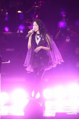 组图：莫文蔚提前穿白纱 卖性感与张亚东同台演出