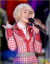 组图：麦当娜麦莉联手献唱 同台吐舌拼性感