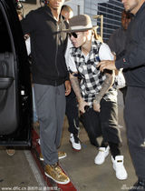 组图：比伯再添脑残事 机场被拘释放吐舌扮无辜