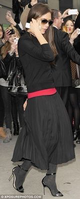 组图：贝克汉姆巴黎探望贝嫂 英气凸显不逊男模