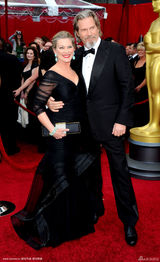 高清组图：奥斯卡红毯 杰夫-布里奇斯搂爱妻亮相
