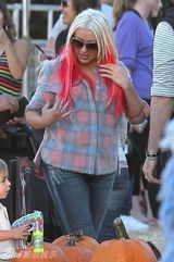 组图：阿奎莱拉携子玩耍 男友全程甜蜜陪伴