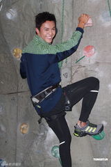 组图：陈伟霆阿Sa情人节聚餐 林莉否认与经纪人复合