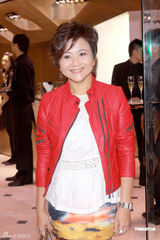 周慧敏自言有不少同志朋友 赌王四太送何超盈首饰