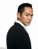 组图：果静林最新写真曝光 儒雅沉稳显睿智