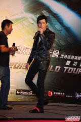 组图：周杰伦帅气亮相庆功宴 自曝秀腹肌靠打光