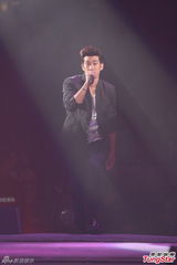 组图：雷颂德个唱献歌儿子 郑秀文助阵掀高潮