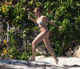 组图：卡梅隆迪亚茨与闺蜜戏水 脱上衣疯玩