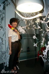 组图：刘孜举办设计展 灵感来自《爱丽丝梦游仙境》