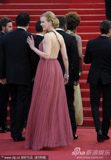 组图：妮可戛纳走秀风情露背 真空激凸艳光四射