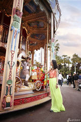 组图：黄圣依徜徉戛纳街头追求小城大梦