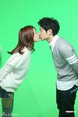 组图：潘玮柏拍MV展现吻功 自曝好久没接吻