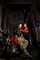 组图：魏千翔演绎唯美图片小品 痴恋都市女子