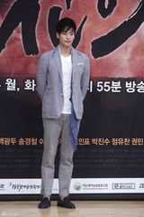 高清组图：李敏镐金喜善等出席《信义》发布会