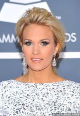 高清组图：凯莉-安德伍德性感亮相格莱美红毯