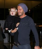 组图：贝克汉姆一家现身机场 小七穿斗篷萌态十足