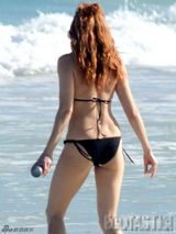 组图：西耶娜米勒海边嬉戏 比基尼辣妈前凸后翘