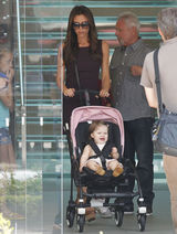 组图：维多利亚携子女出行小七可爱