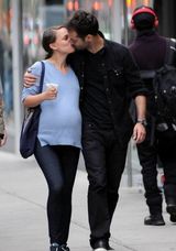 组图：娜塔莉挺大肚逛街 与未婚夫热吻秀恩爱