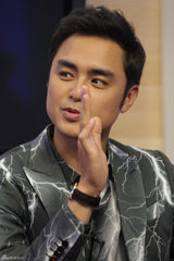 组图：明道赤膊录歌照镜子 纪佳松太太常查岗