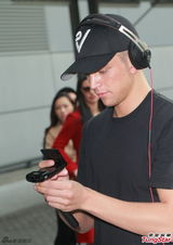 组图：希尔顿携男友来港 墨镜遮面大方拍照