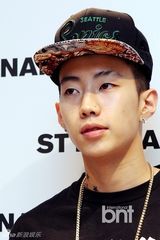 组图：韩星朴宰范潮装出席品牌新店开业活动