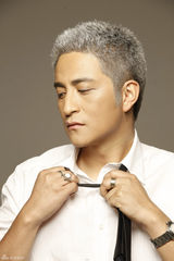 组图：吉杰《想家》推新年写真 白色短发显忧郁