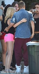 组图：贾斯汀比伯穿金戴银炫富与众女热聊