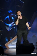 高清组图：陈奕迅香港开唱 靠唱功长裤T恤也疯狂