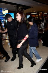 组图：李嘉欣大腹便便出席活动 透露要剖腹产