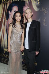 组图：莫文蔚20周年展览揭幕 秀裸背亲吻老公